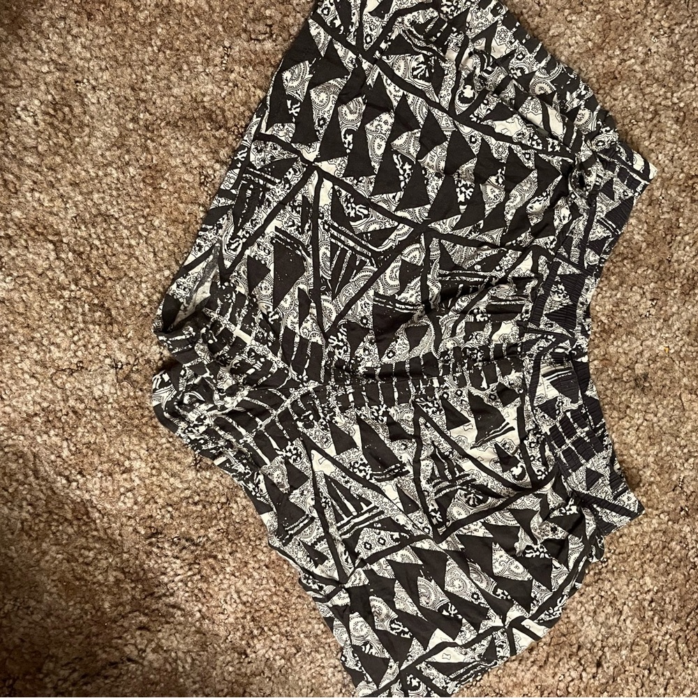 Cute olive green and cream colored shorts, size medium!